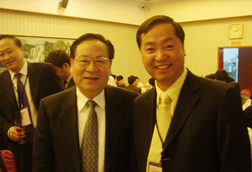 中國科學(xué)院院士、時(shí)任清華大學(xué)校長顧秉林與郭宏新董事長親切合影