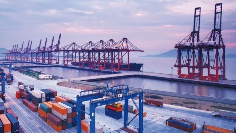 公司毗鄰長江，距長江重件碼頭3.5km，起吊能力1000t，適用于大型設(shè)備的制造和運(yùn)輸