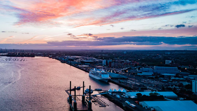 中圣碼頭：中圣科技投資新建公用大件碼頭，位于揚(yáng)州市儀征港區(qū)，最大起吊能力2000t，可?？孔畲?0000t貨滾船，適用于大型設(shè)備的吊裝和運(yùn)輸